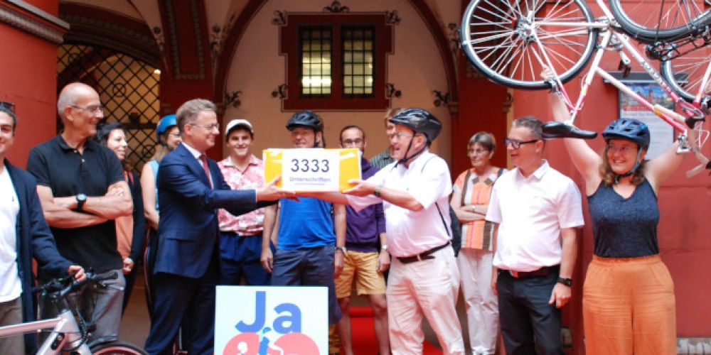 Volksinitiative sichere Velorouten mit 3333 Unterschriften eingereicht.