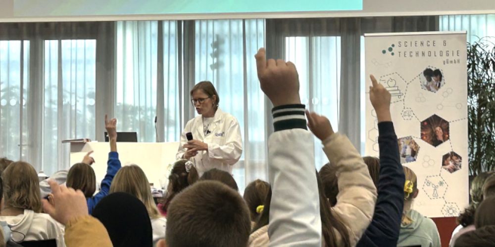 Science Mobil-Team begeistert 800 Schüler:innen am Hochrhein mit spektakulärer Science-Show