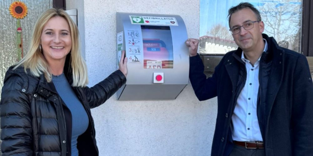 Übergabe eines Defibrilators durch Volksbank eG – Die Gestalterbank