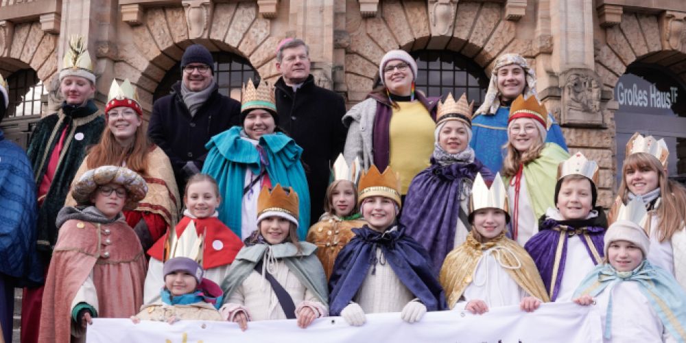 1.000 Sternsingerinnen und Sternsinger eröffnen in Freiburg die 68. Aktion Dreikönigssingen