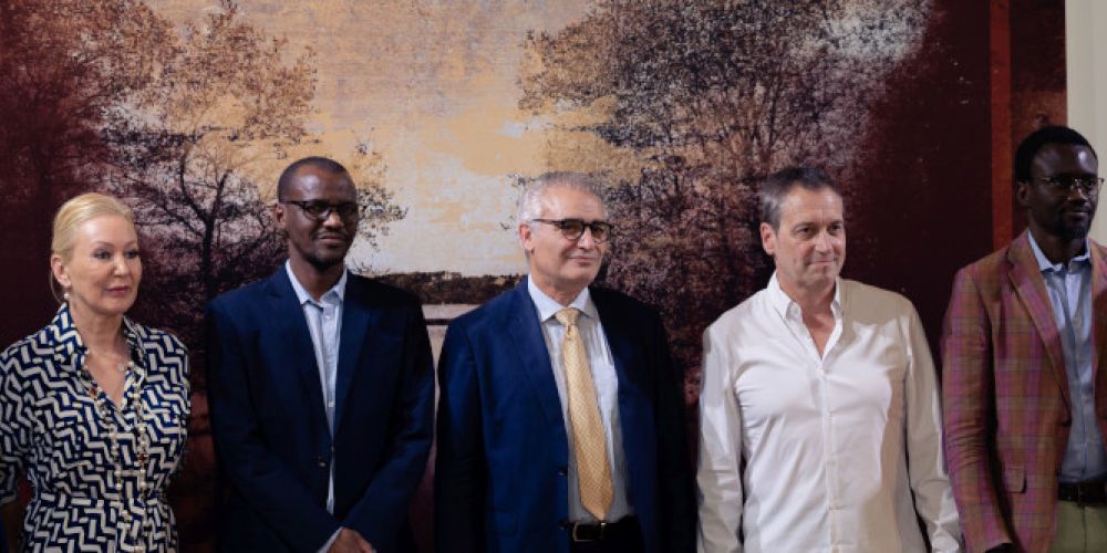 Premiere: Dieter Nuhr stellt seine Werke in Afrika aus