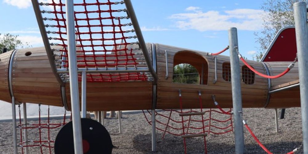 Neuer Spielplatz im Landschaftspark Parc des Carrières eröffnet