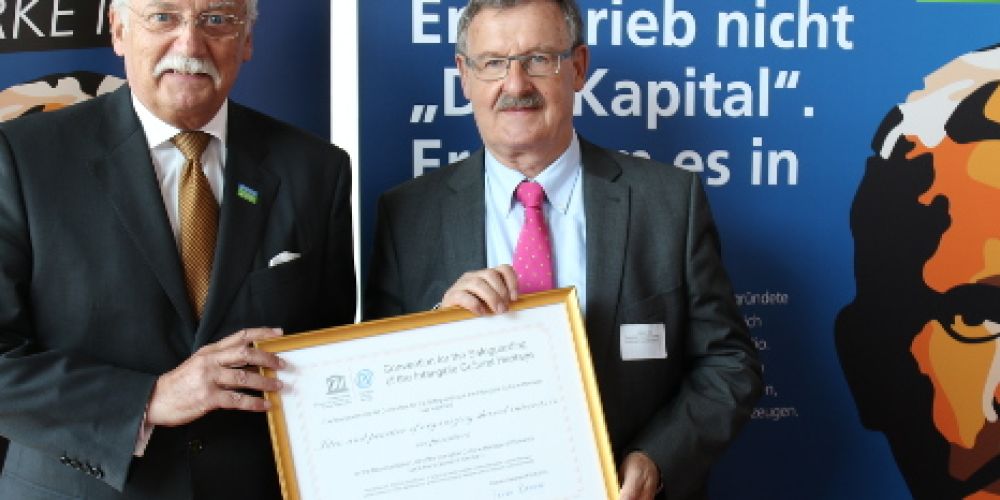 UNESCO-Urkunde an Genossenschaftsvertreter überreicht