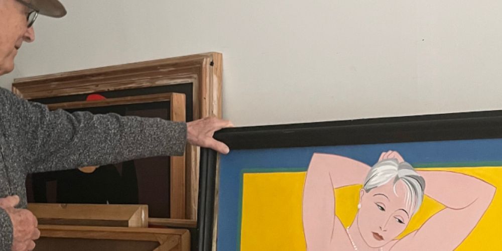 Der Künstler Anthony Piper führt durch seine Ausstellung in Schloss Bonndorf