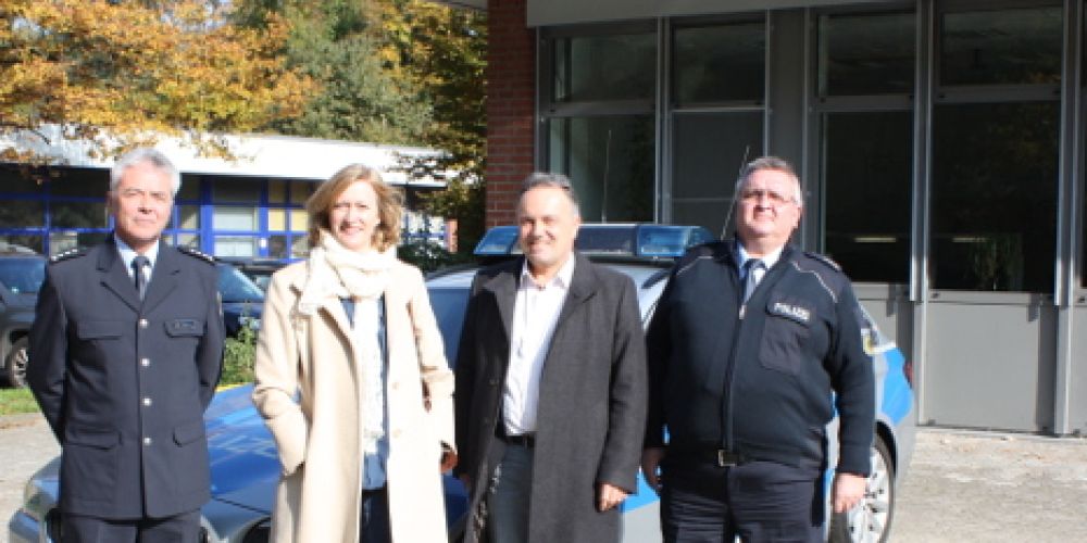 Grüne Politiker besuchen die Bundes­polizei­inspektion Weil am Rhein