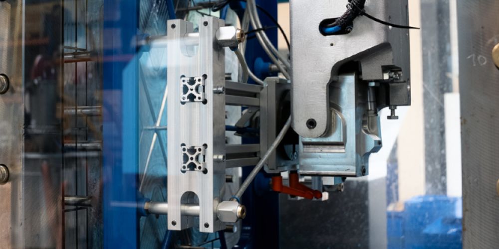 TORWEGGE steigert Effizienz in der Rollenproduktion mit neuer Kunststoffspritzmaschine