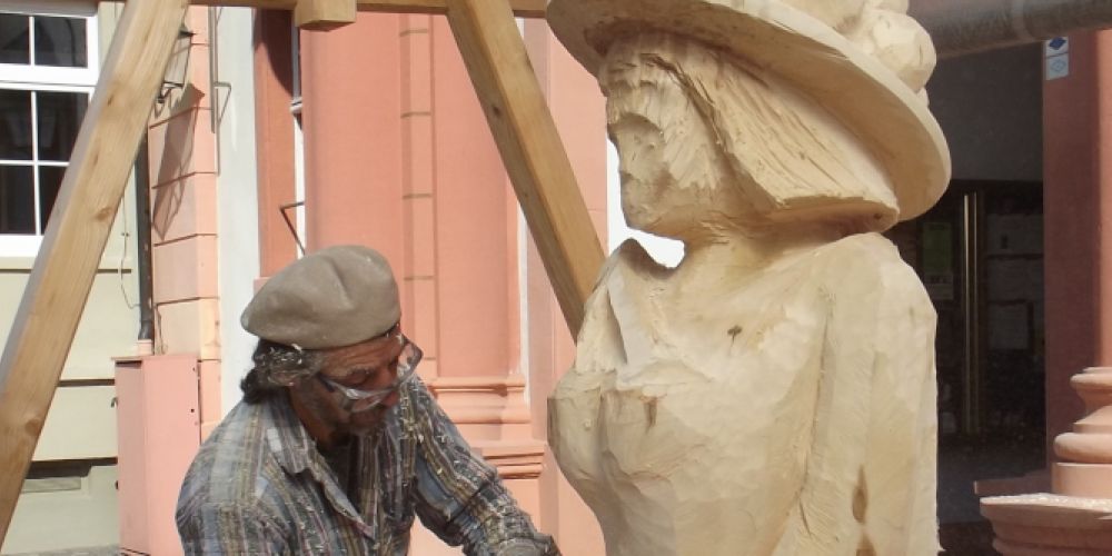 Weltweit verbunden durch Holzkunst: Bildhauersymposium St. Blasien mit Teilnehmenden aus neun Nationen