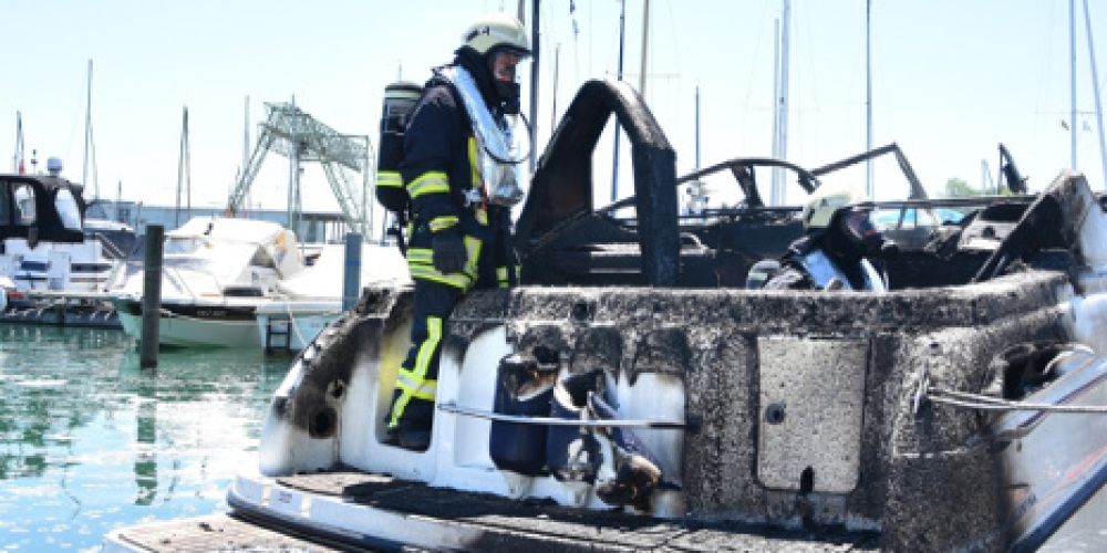 Brennendes Motorboot im Konstanzer Hafen