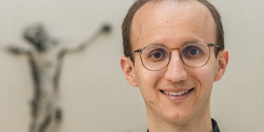 Erzbischof Stephan Burger weiht Simon Gleichauf zum Priester