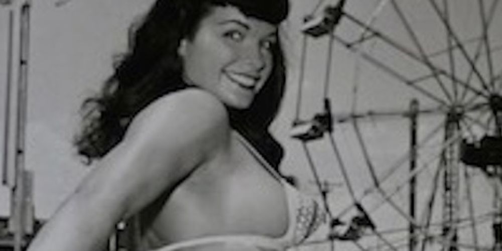 Pin-up-Girls und „heiße Mädchen“ in Bikinis: