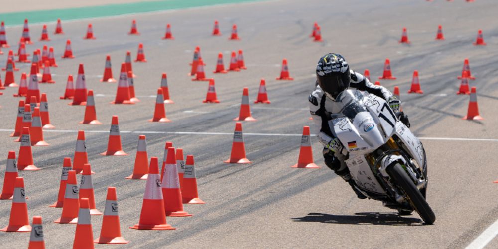 Unter den Top 10: HTWG-Rennmotorrad mit Elektroantrieb setzt sich in internationalem Wettbewerb durch