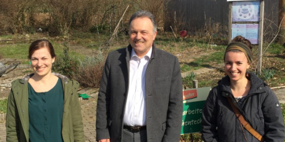 Zu Besuch bei den Gartenkindern: Josha Frey spricht sich für den geplanten Hofkindergarten aus.
