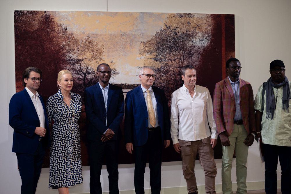 Premiere: Dieter Nuhr stellt seine Werke in Afrika aus