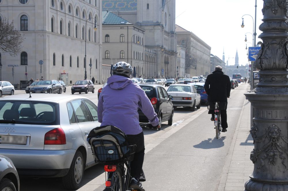 Aktueller Tipp: Holländischer Griff – wie Autofahrer Radler schützen können