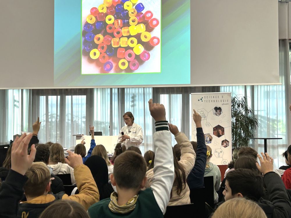 Science Mobil-Team begeistert 800 Schüler:innen am Hochrhein mit spektakulärer Science-Show
