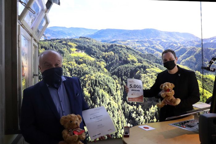 SCHWARZWALDRADIO übergibt erste Mutmacher-Urkunde
