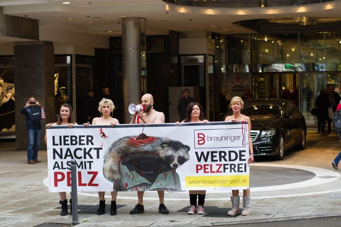 Splitterfasernackt demonstrieren heute Aktivisten vor Breuninger