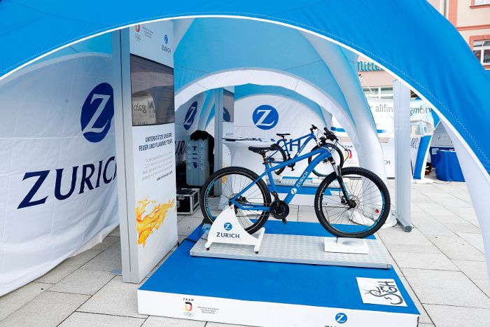 Die Zurich Versicherung mit Spendenfahrrad auf der Internationalen Montgolfiade in Warstein