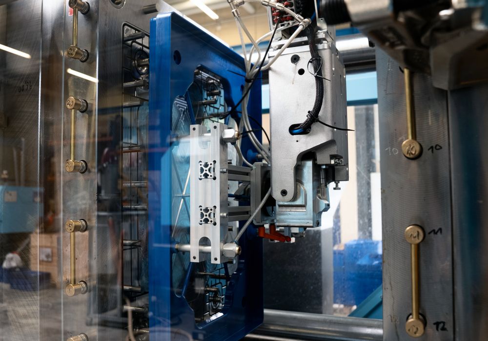 TORWEGGE steigert Effizienz in der Rollenproduktion mit neuer Kunststoffspritzmaschine