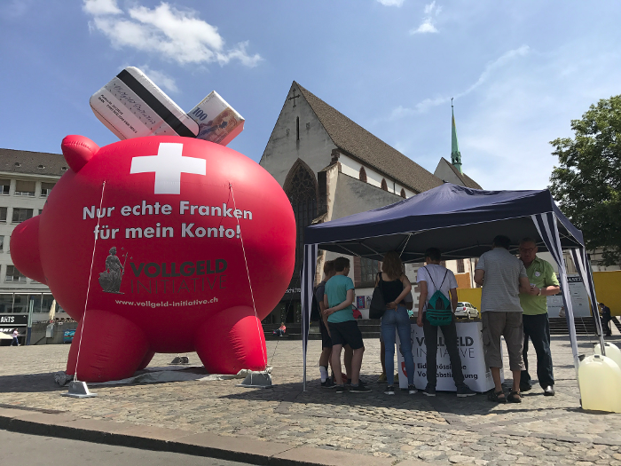 Gigantisches Säuli wirbt für sichere Franken