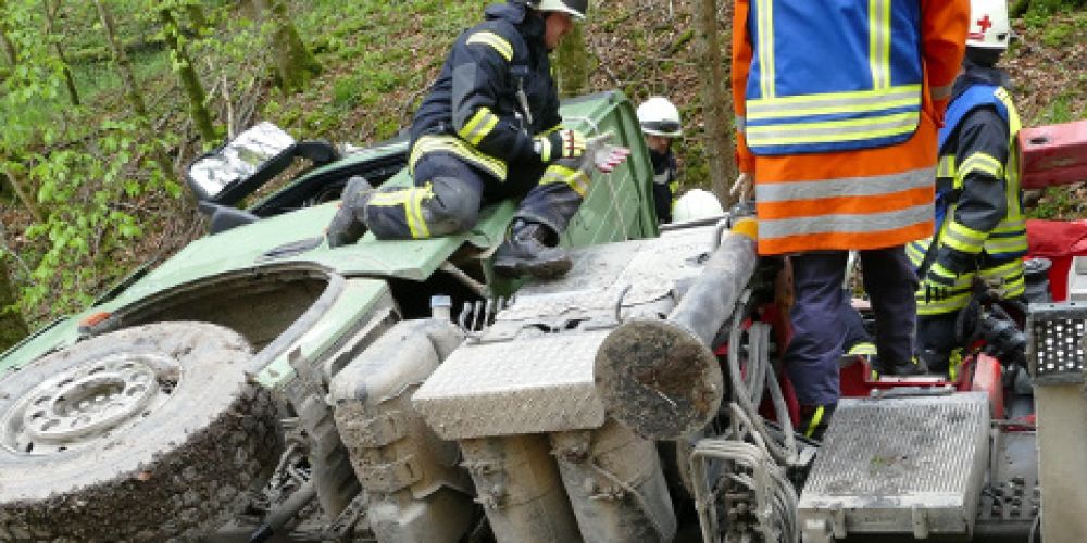 Feuerwehr Stockach - LKW stürzt Abhang hinunter