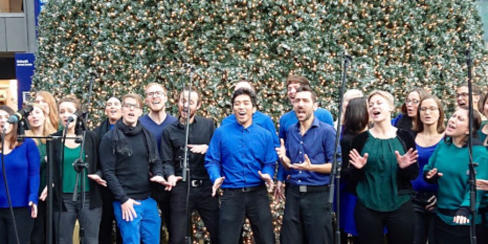 Flashmob an Berliner Hauptbahnhof: Chor perfomt "Driving Home for Christmas"
