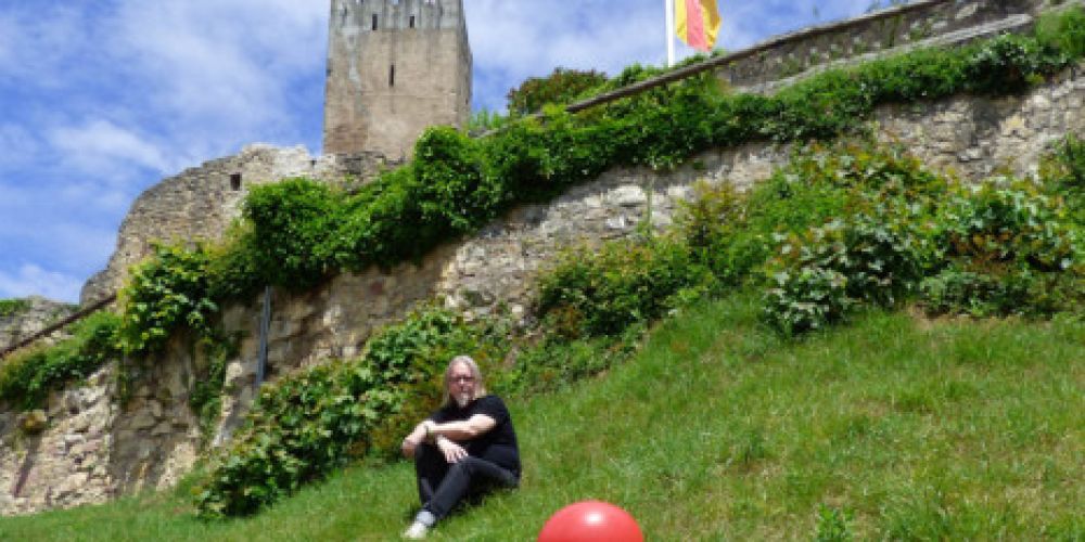 Kunstprojekt „RedBalloon: The Tower“ auf Burg Rötteln