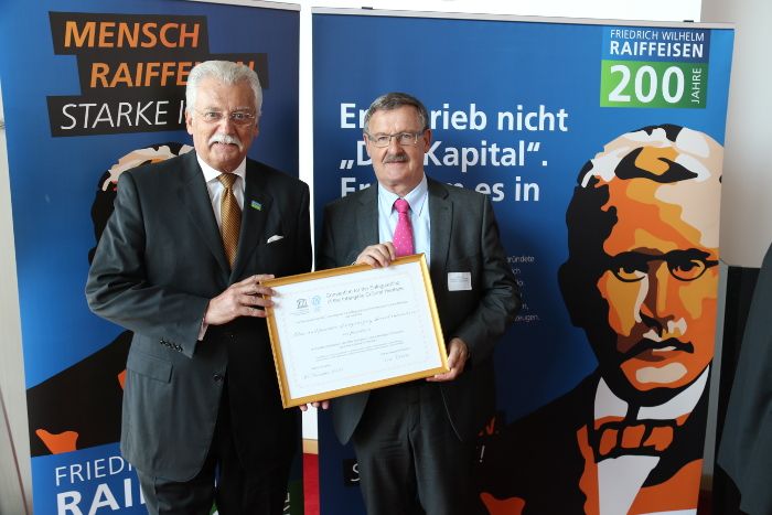 UNESCO-Urkunde an Genossenschaftsvertreter überreicht