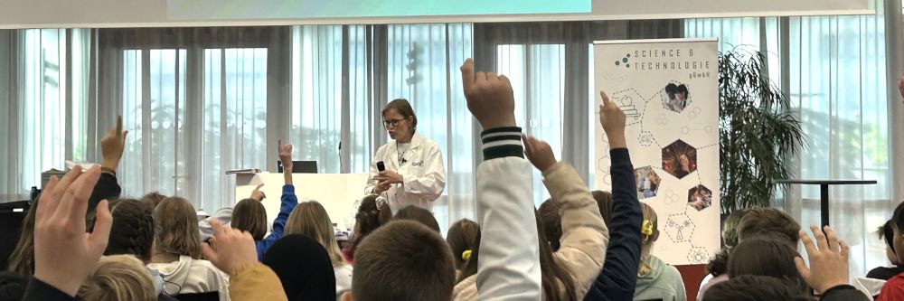 Science Mobil-Team begeistert 800 Schüler:innen am Hochrhein mit spektakulärer Science-Show