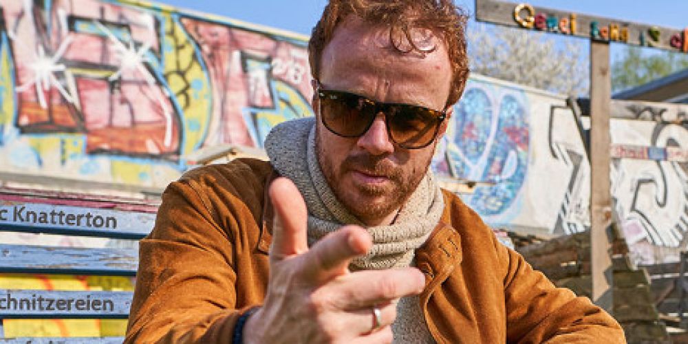 Schnitzereien auf einer Parkbank: Nic Knatterton kündigt Solo-Album an