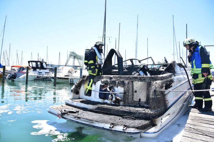 Brennendes Motorboot im Konstanzer Hafen