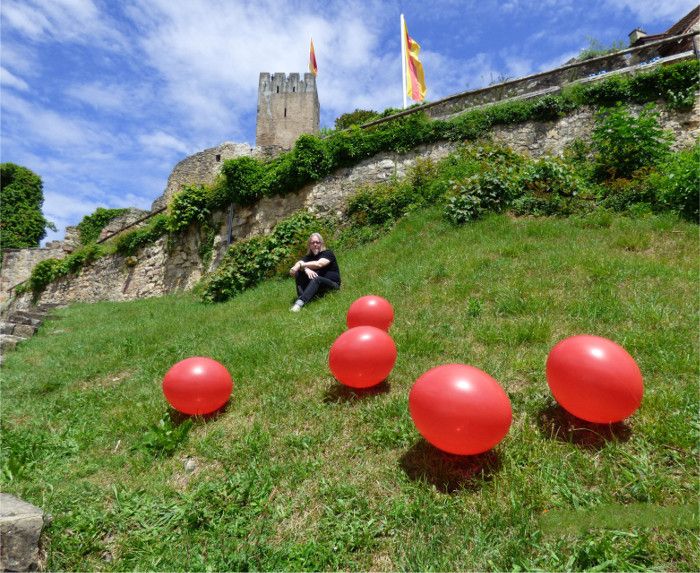 Kunstprojekt „RedBalloon: The Tower“ auf Burg Rötteln