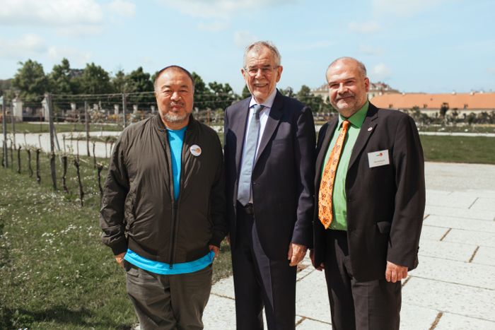 Ai Weiwei und Österreichs Bundespräsident beim "1. Internationalen Tierschutzgipfel"