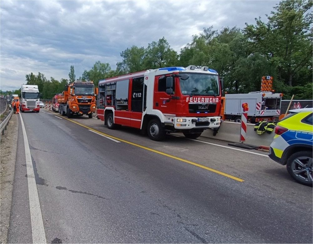 PM Freiw. Feuerwehr Reichenau - Nach Unfall läuft aus LKW-Tank Diesel aus