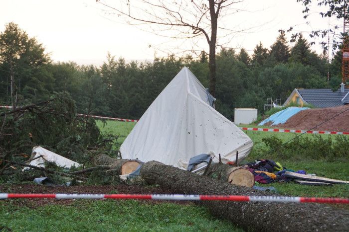 Rickenbach-Egg: Baum stuerzt nach Blitzeinschlag in ein Kinder-Jugendzeltlager