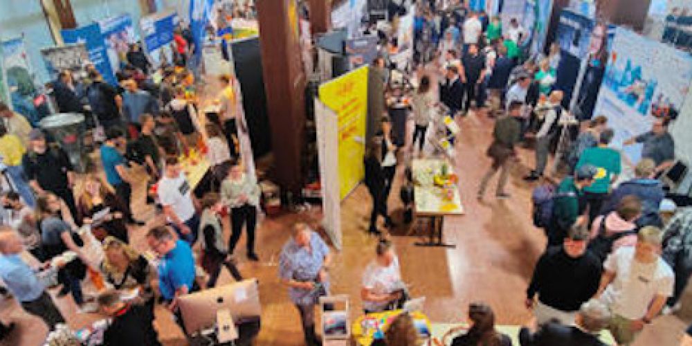 Ostbayerns größtes Kontaktforum der Karrierechancen: Händeringende Suche nach Fachkräften - Innovative Allianz lindert den Mangel