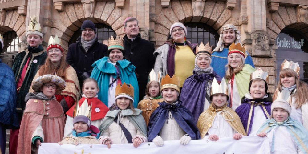 1.000 Sternsingerinnen und Sternsinger eröffnen in Freiburg die 68. Aktion Dreikönigssingen