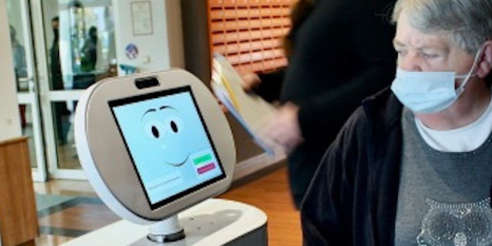 Erfolgreiches Pilot-Projekt: Intelligente High-Tech-Roboter bestehen Praxis-Test als Pflege-Assistenten im Klinikalltag