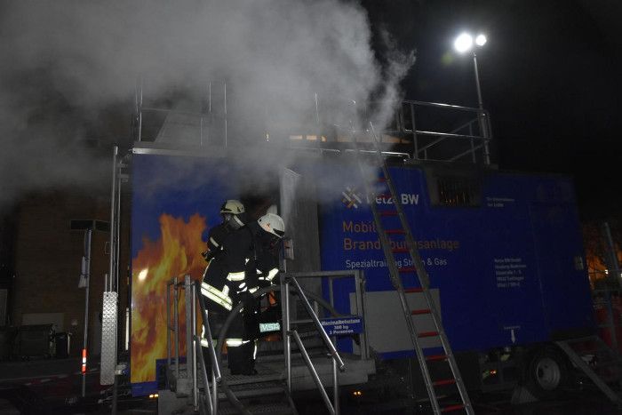 Flammendes Feuer drückende Hitze und Rauchentwicklung