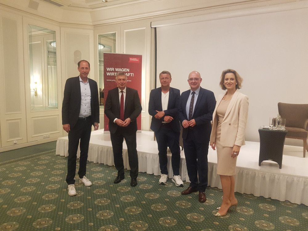 Im Austausch mit Fraktionsvorsitzenden von FDP, Die Grünen, SPD und CDU