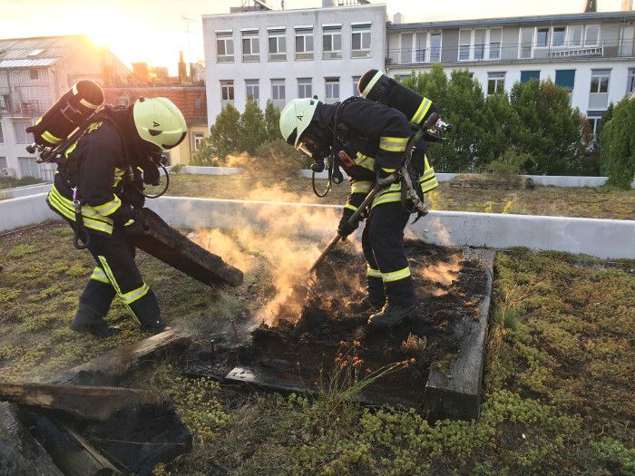 Brand auf einem Flachdach
