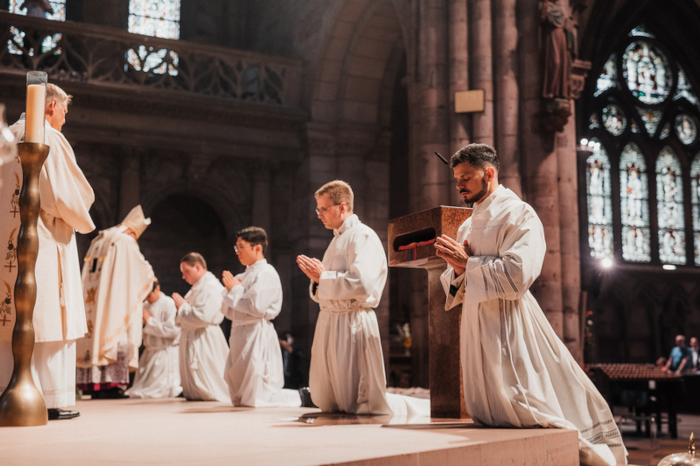Erzbischof Burger weiht fünf Männer zu Diakonen