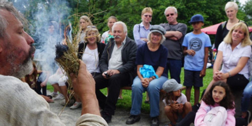 Feuerstein und Steinzeitschmuck. Experimentelle Archäologie in den Pfahlbauten am Bodensee