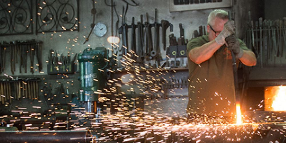 UND TÄGLICH GRÜSST – JEDER ANDERS