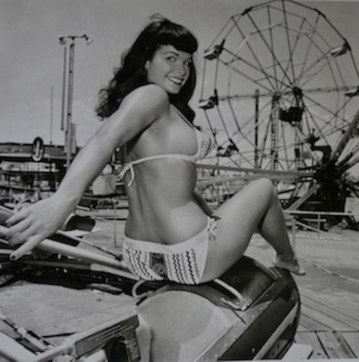 Pin-up-Girls und „heiße Mädchen“ in Bikinis: