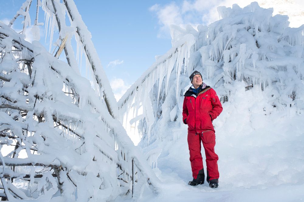 Felix Keller präsentiert Schnei- und Ice-Stupa-Testanlage