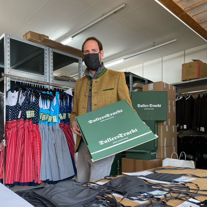 Daller Tracht produziert in Zeiten der Krise Behelfsmasken