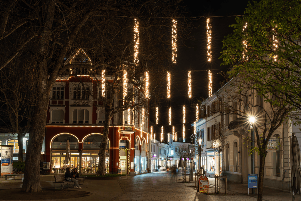 Die Montage der Lörracher Weihnachtsbeleuchtung beginnt