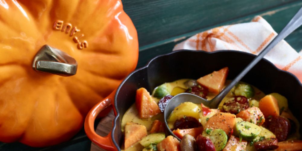 Herbstliche Stimmung mit der Kürbis-Cocotte von STAUB in Zimt und Schwarz