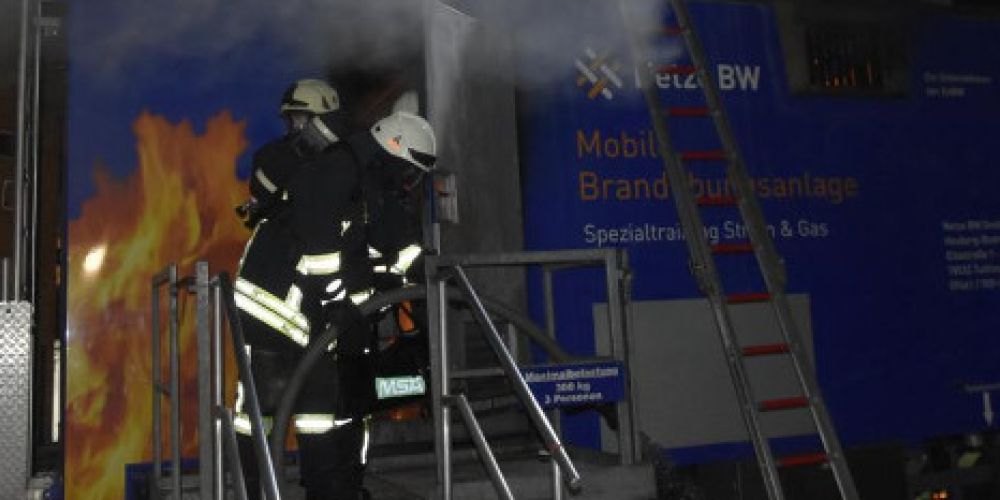 Flammendes Feuer drückende Hitze und Rauchentwicklung